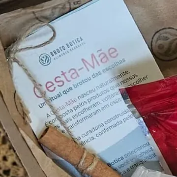 Casca de canela amarrada com barbante sobre o cartão da Cesta Mãe