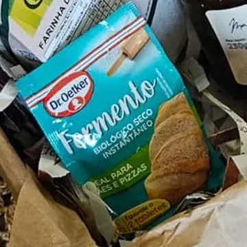 Sachê de fermento biológico seco instantâneo Dr. Oetker dentro da cesta